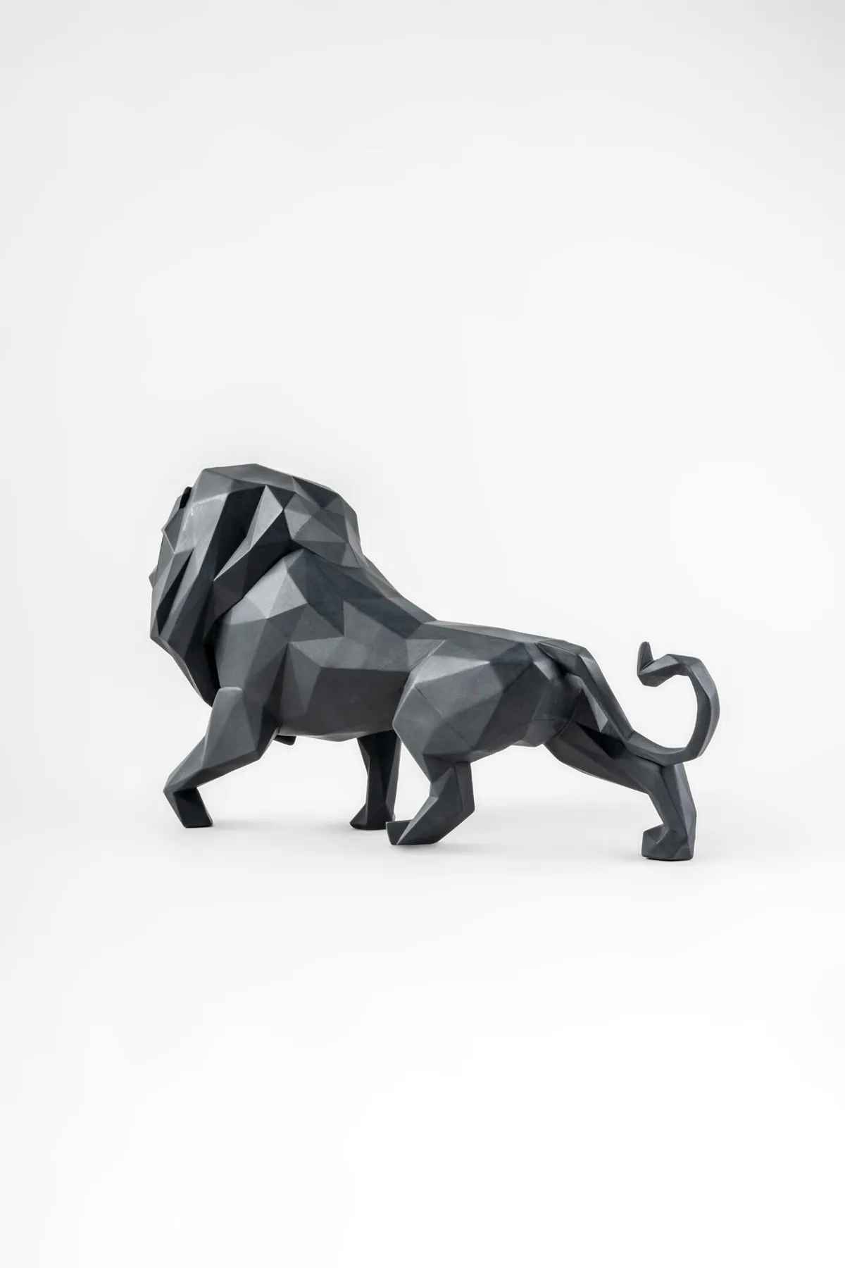 Escultura León. Negro mate